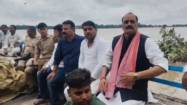 सपा विधायक ने बाढ़ प्रभावित क्षेत्र का किया दौरा,जानिए लोगों की सुविधाओं के लिए प्रशासन से क्या किया अपील