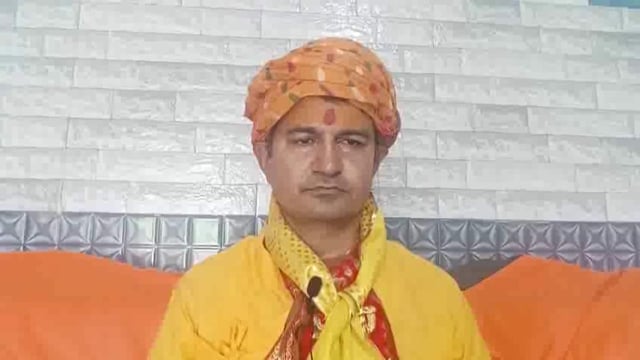 मंडी चौराहे के पास में एक शोरूम पर हिंदू देवी देवताओं के फोटो लगाकर मांस बेचा जा रहा है, साधु संतों में रोष