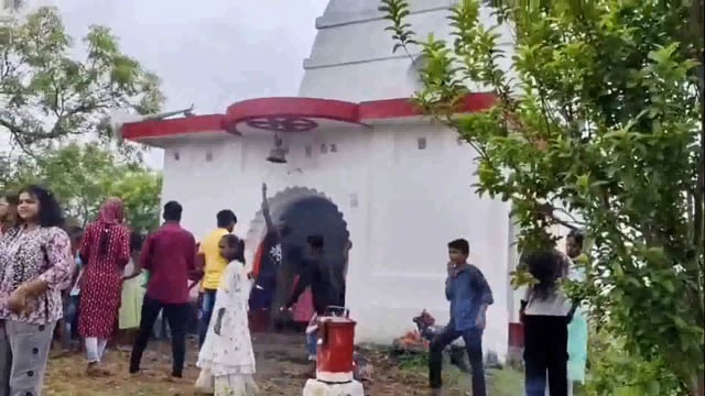 श्रावण मास के अंतिम सोमवारी को लेकर प्रखंड क्षेत्र के सभी शिवालयों में पूजा अर्चना हेतु उमड़ी श्रद्धालुओं की भीड़