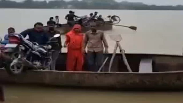 बेतवा नदी उफान पर, पारीछा में नदी पार करने के लिए मुश्किल में जान