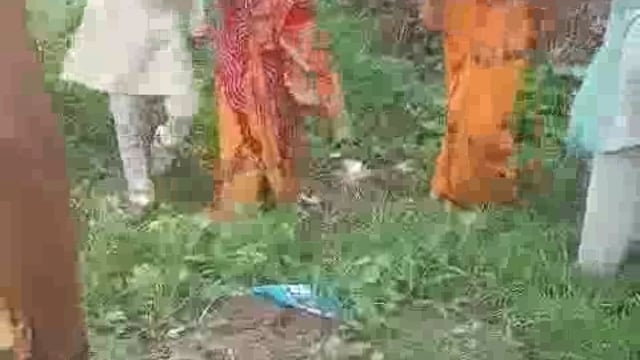 अंबेडकर नगर...
वायरल वीडियो जलालपुर थाना क्षेत्र अंतर्गत भईया का पूरा का बताया जा रहा है एक पक्ष के लोगों ने दूसरे पक्ष को जमकर मारा पीटा 
इस वीडियो में भी टांडा जैसी ही मानवीय संवेदना हीनता ही देखने को मिल रही है