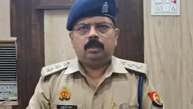 रात मे गांव मे पाकर दो युवकों को बिजली के खम्भे मे बांधकर पीटने वाले पांच पहुंचे हवालात



सीओ लालगंज आशुतोष मिश्रा की बाइट