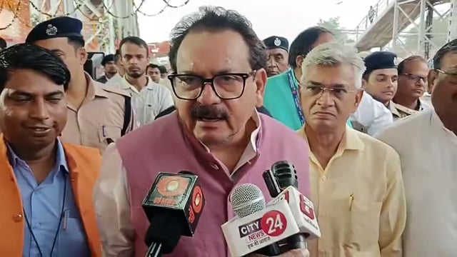 भाव नगर से अयोध्या के लिए शुरू नई ट्रेन ईदगाह स्टेशन पर केंद्र राज्य मंत्री ने हरी झंडी दिखाकर किया रवाना