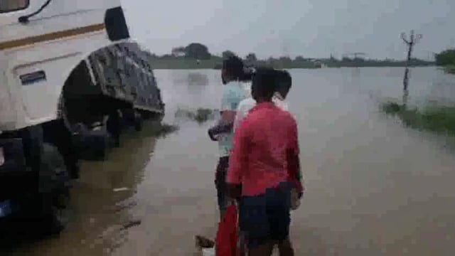 गंगा के रौद्र रूप ने इस कदर कहर बरपाया कि,बाढ़ के पानी में डूबा ट्रेलर ट्रक 36 घंटे के बाद,कड़ी मशक्कत से निकाला गया