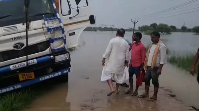गंगा के रौद्र रूप ने इस कदर कहर बरपाया कि,बाढ़ के पानी में डूबा ट्रेलर ट्रक 36 घंटे के बाद,कड़ी मशक्कत से निकाला गया