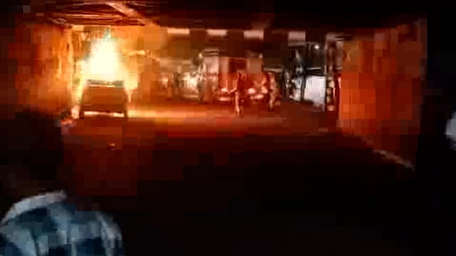 मथुरा : शहर भूतेश्वर चौराहा के  समीप रेलवे पुल के नीचे चलती कार में लगी आग मौके पर पहुंची फायर ब्रिगेड ने आग को बुझाया