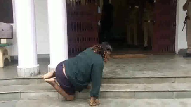 घुटनों के बाल चलकर दिव्यांग पहुंचा जिला अधिकारी कार्यालय आवास की लगाई गुहार