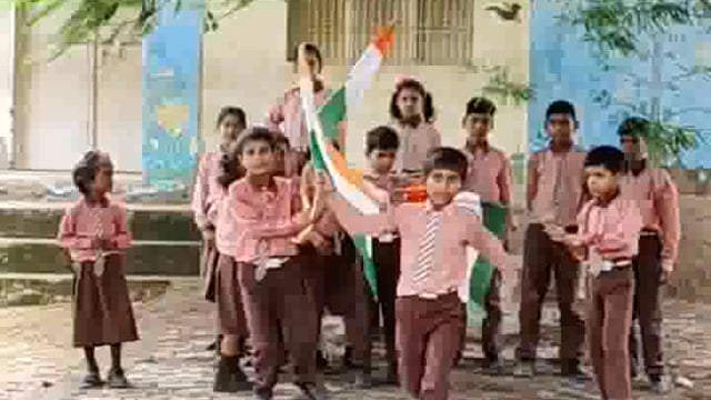 एबीएसए शंशाक मिश्र केनिर्देशनमें हरघर तिरंगाकार्य क्रमतारापुर ठेंगहानोनरा गूजीपुर सहित सभी विद्यालयों में कार्यक्रमहुए