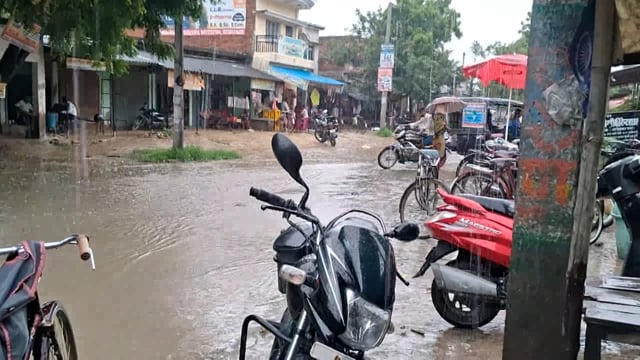 अंबेडकर नगर...
घंटों हुई बारिश से सड़के हुई लबालब किसानों के भी खिल उठे चेहरे।