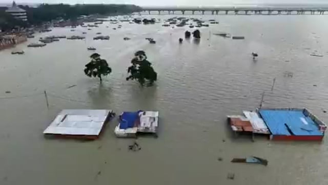 प्रयागराज

➡संगम नगरी में गंगा और यमुना नदियां उफान पर
➡ड्रोन कैमरे से ली गई तस्वीरों में बाढ़ की भयावहता
➡मठ, मंदिर, आश्रम, झोपड़ियां, दुकान जलमग्न
➡108 जगहों पर बाढ़ का पानी पहुंच गया
➡7000 से ज्यादा लोगों ने राहत शिविरों में शरण ली
➡एनडीआरएफ, एसडीआरएफ, जल पुलिस ने मोर्चा संभाला
➡डीएम, अधिकारी ग्राउंड जीरो पर मोर्चा संभाले हुए
#Prayagraj #FloodAlert #GangaYamuna #ReliefOperations