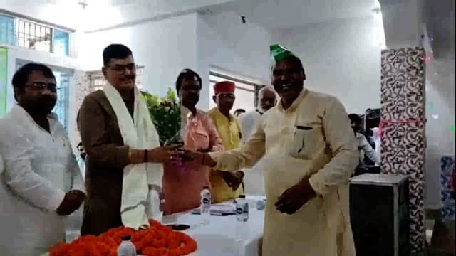 मतदान केदो पर नियुक्त जदयू प्रतिनिधियों के साथ विधान पार्षद ने किया बैठक।