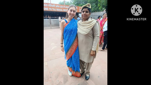 ताजमहल में विदेशी महिला साड़ी पहन कर आई और खुल गई साड़ी मुसीबत की घड़ी में महिला सिपाही ने की मदद औ