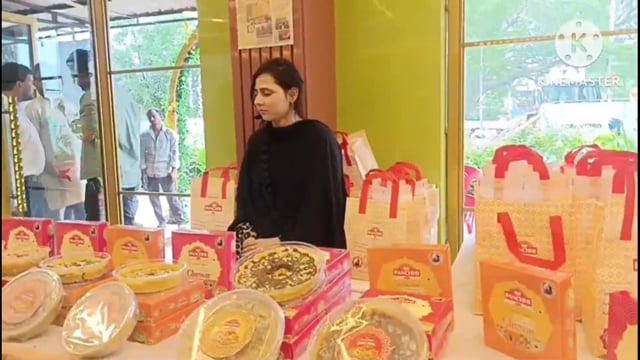 रक्षाबंधन के त्योहार पर घेवर की खास डिमांड रहती है आगरा में पंछी पेठा के नाम से पंछी घेवर भी बिकता हुआ दिखाई दिया