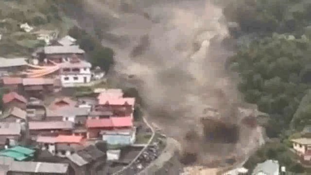 उत्तर काशी के धराली में बादल फटने से हुई भीषण तबाही का वीडियो हुआ शोशल मीडिया पर वायरल।