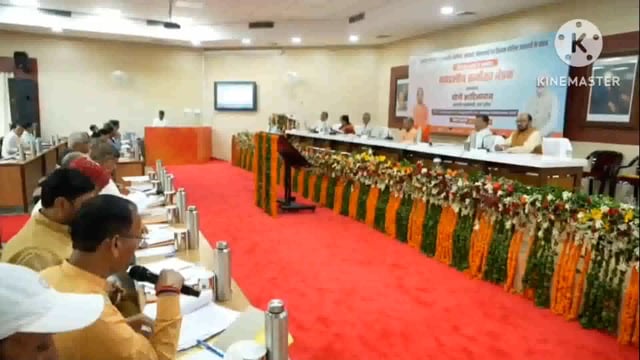 आगरा शहर में योगी आदित्यनाथ जी उपस्थित रहे इसी के उपरांत दबंग महिला ने जन औषधि का बैनर उतार कर कूड़े में फेंका