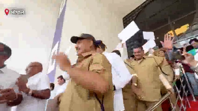 कांग्रेस विधायकों ने मध्य प्रदेश विधानसभा में प्रतीकात्मक वर्दी पहनकर पुलिस कांस्टेबल भर्ती घोटाले का विरोध किया

भोपाल#politics