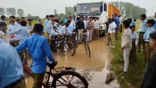 सुरीर थाना क्षेत्र में सड़क पर फिसलन व कीचड़ होने के चलते स्कूली छात्र-छात्राओं ने किया विरोध प्रदर्शन