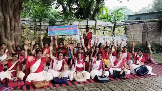 आंगनबाड़ी कार्यकर्ताओं ने प्रखंड मुख्यालय में दिया धरना।प्रखंड विकास पदाधिकारी को सौंपा ज्ञापन।