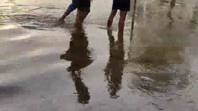 हस्तिनापुर खादर क्षेत्र में आई बाढ़ को लेकर भीम कुंड चौराहे पर बेरिंकैटिंग लगाया