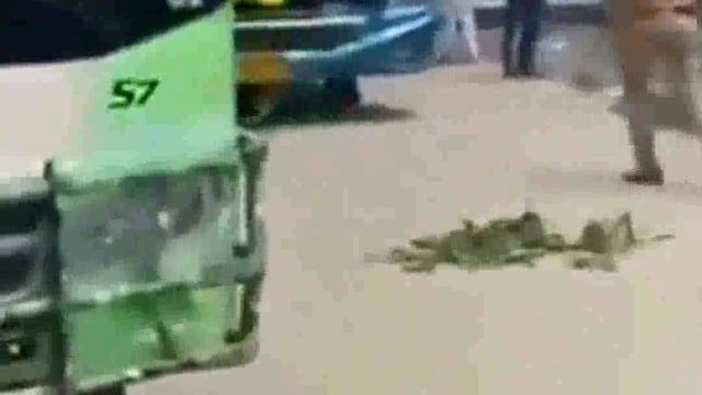 पटना, बिहार — पटना में, राज्य शिक्षक पात्रता परीक्षा (STET) स्थगित करने की मांग कर रहे छात्रों पर पुलिस ने कथित तौर पर लाठीचार्ज किया और उनके साथ मारपीट की। खुद को TRE 4 समूह का हिस्सा बताने#political