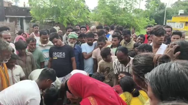 सोते हुए बुजुर्ग को विषैले करैत सर्प ने डंसा। सर्प को मार लाया अस्पताल, इलाज के दौरान हुई मौत।