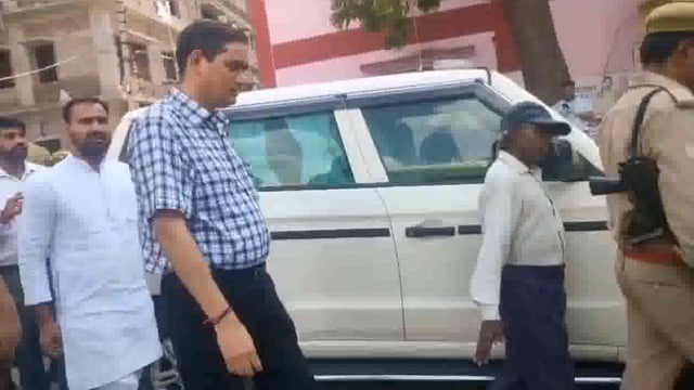 थाना जेत इलाके में राजस्व टीम के समक्ष ज्वलनशील पदार्थ डालकर लगाई आग