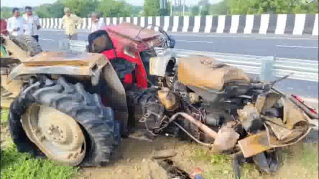 मथुरा में जयपुर बरेली एक्सप्रेस-वे पर बेकाबू ट्रक और कावड़ियों के टैक्टर-ट्रॉली में हुआ भीषण हादसा, तीन कावड़ियों की हुई दर्दनाक मौत, एक गंभीर घायल।