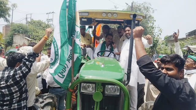 मथुरा बिजलीघर का किसानों ने किया घेराव, नारेबाजी प्रदर्शन कर घुसखोरी और मीटरों में गड़बड़ी करने का लगाया आरोप।