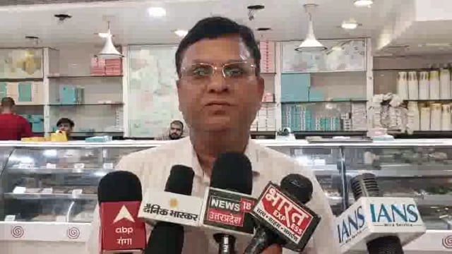 गाजीपुर रक्षाबंधन पर्व को देखते हुए फूड विभाग की जबरदस्त कार्यवाही चर्चित अग्रवाल स्वीट हाउस महुआबाग से लिए गए नमूने