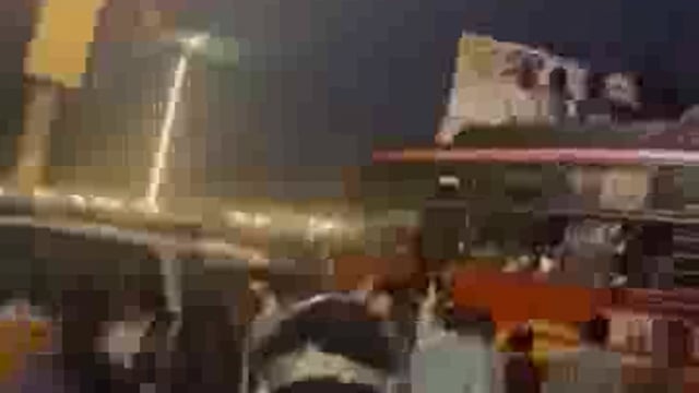 झांसी बस स्टैंड में प्राइवेट बसों का बुरा हाल, बस की छत पर भूसे की तरह बैठी सवारी, बस चालक भी ध्यान नहीं दे रहा है 