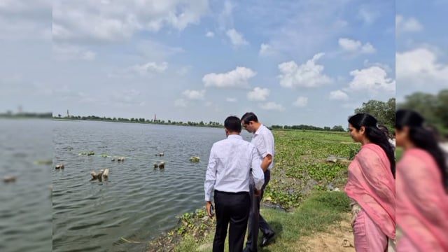 जिलाधिकारी चंद्र प्रकाश सिंह ने भारी बारिश से प्रभावित ग्रामीण क्षेत्र का किया निरीक्षण