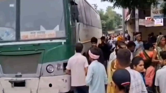 झांसी के बस स्टैंड पर महिलाओं की उमड़ी भारी भीड़ रक्षाबंधन पर रोडवेज बसों में फ्री सफर का तोहफा सीएम योगी आदित्यनाथ जी।