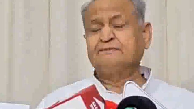 #अशोक गहलोत ने राहुल गांधी के 'एटम बम' वाले बयान का बचाव किया, 'छह महीने' की जाँच का हवाला दिया
politics