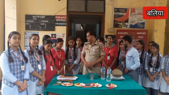 सुखपूरा थाना परिसर में स्कूली छात्राओं ने प्रभारी निरीक्षक को राखी बांधकर दीर्घायु होने का किया कामना