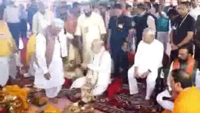 बिहार के सीतामढ़ी में जानकी मंदिर के लिए गृह मंत्री अमित शाह ने किया भूमि पूजन, सीएम नीतीश कुमार भी मौजूद..!!

गृह मंत्री अमित शाह ने बिहार विधानसभा चुनाव से पहले सीतामढ़ी में जानकी मंदिर के लिए आज भूमि पूजन किया. इस मौके पर मुख्यमंत्री नीतीश कुमार भी मौजूद थे. अमित शाह आज इस मंदिर के भूमि पूजन के लिए खास तौर पर दिल्ली से सीतामढ़ी पहुंचे. सीतामढ़ी के पुनौरा धाम में मां सीता का मंदिर बनाया जा रहा है. इस स्थान को पौराणिक मान्यताओं में मां सीता का जन्मस्थान माना गया है..!!

आज एक धार्मिक अनुष्ठान में गृह मंत्री अमित शाह ने इस मंदिर के निर्माण के लिए भूमि पूजन किया. आज पुनौरा धाम की सुंदर सजावट की गई है. यहां बड़ी संख्या में लोग इस अनुष्ठान में शामिल होने पहुंचे हैं. पुनौरा धाम में 67 एकड़ में माता सीता के भव्य मंदिर का निर्माण किया जाना है. 
                     
🚩🔱 जय सियाराम 🔱🚩