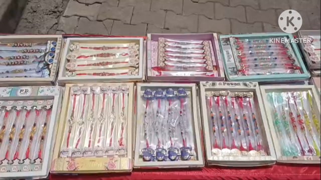 आगरा शहर में रक्षाबंधन त्यौहार पर दुकानों पर बाजारों में काफी अच्छी चहल-पहल भीड़ दिखाई दी ऊ,