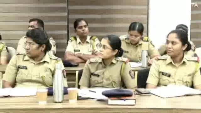 पोलीस मुख्यालयात महिला व बालकल्याण विकास मंत्री अदिती तटकरे व गृहराज्यमंत्री पंकज भोयर यांच्या उपस्थितीत निर्भया पथक भरोसा सेल पथकातील अधिकारी कर्मचाऱ्यांची आढावा बैठक घेण्यात आली.