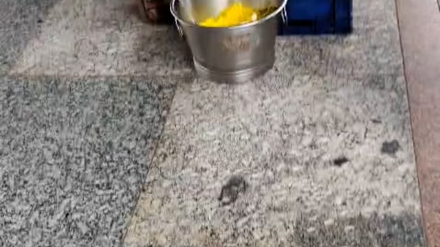 झांसी रेलवे स्टेशन प्लेटफॉर्म पर अवैध वेंडर द्वारा खुले में खाना परोसा जा रहा है जिससे की यात्री खाकर बीमार हो सकता है र