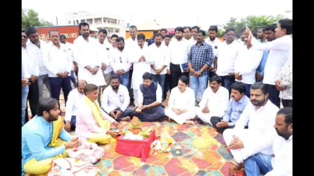 नाईक चौक येथे विघ्नहर्ता गणेश मंडळ मंडपाचे आमदार संजय बनसोडे यांच्या हस्ते पूजन