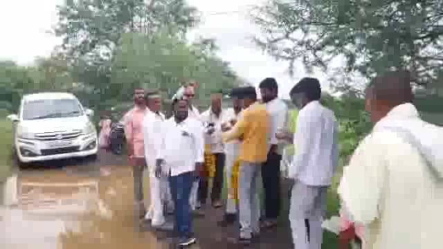 जकनाळ पाटी येथे रस्त्याच्या खड्ड्यात नागरिकांनी वाढ दिवस साजरा करून प्रशासनाचे वेधले लक्ष