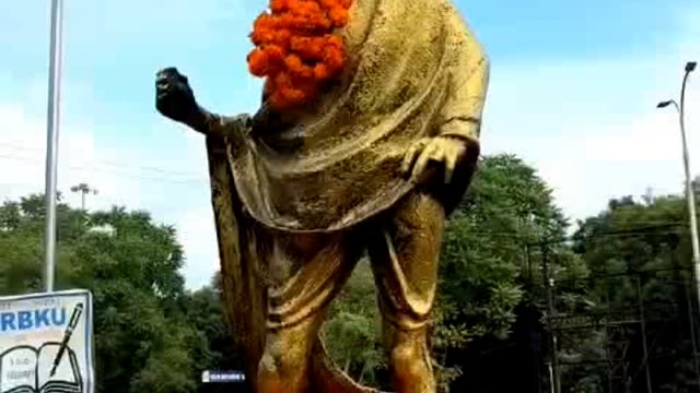 झांसी रेलवे स्टेशन के सामने दांडी यात्रा मे गांधी जी की लाठी और उंगलियां टूटी हुई है इसमें रेलवे की लापरवाही मिली देखने 