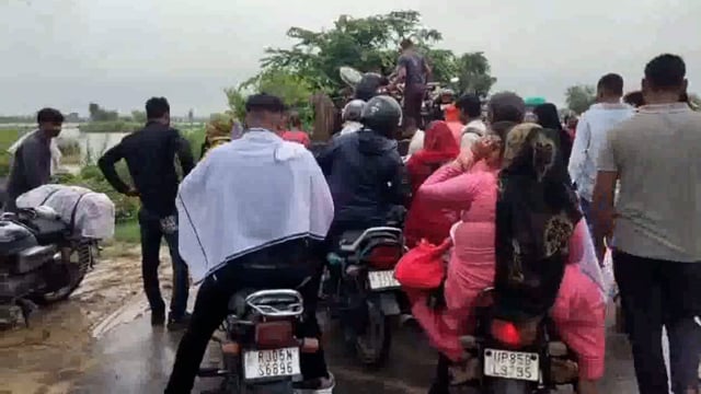 यमुना महारानी ने दिखाया रौद्र रूप Nh2 व यमुना एक्सप्रेसवे को जोड़ने वाला शेरगढ़ नोहझील मार्ग हुआ अवरुद्ध रक्षाबंधन त्यौहार पर आई बहनों को उठानी पड़ी बड़ी परेशानी प्रशासन ने ज्यादा पानी भडने पर आवागमन कराया बंद