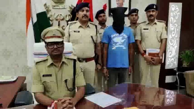 अमरपुर पुलिस ने 10000 के इनामी अपराधी को अवैध देसी कट्टा एवं गोली के साथ किया गिरफ्तार।
