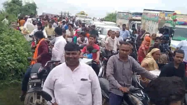 थाना कोसीकला के गोपाल बाग क्षेत्र में रेलवे पुल पर लगा भीषण जाम घंटों तक जाम से करहाते रहे राहगीर।