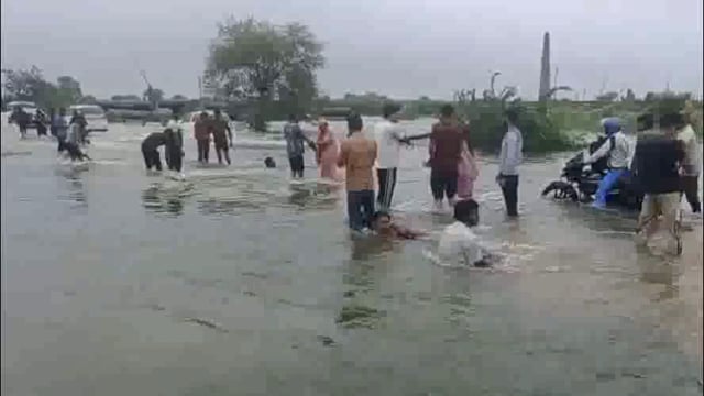 यमुना जी का बड़ा जलस्तर, नौहझील शेरगढ़ रोड पर बहने लगा दो फीट तक पानी, फसलों को लेकर किसान हुए चिंतित।