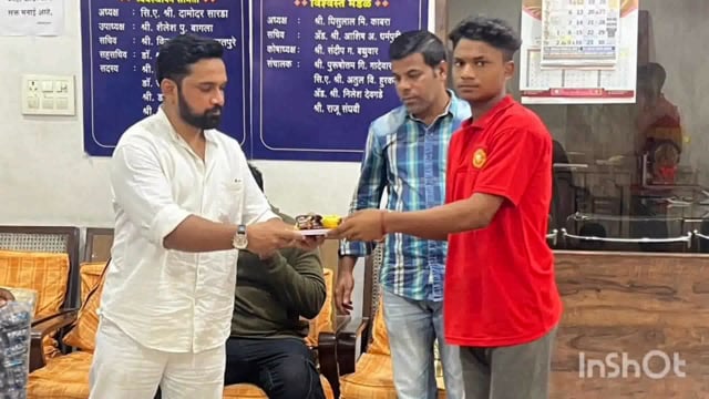 भारतीय राष्ट्रीय युवक काँग्रेसच्या स्थापना दिनानिमित्त विद्यार्थ्यांना शालेय साहित्य व फळे वाटप