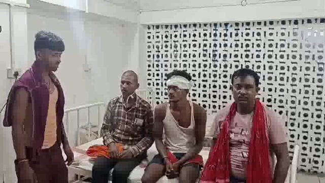 मोबाइल पर अश्लील मैसेज भेजने से हुए विवाद में हुआ मारपीट। एक पक्ष से चार लोग हुए जख्मी।