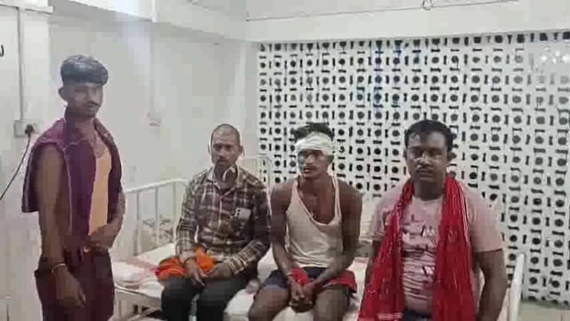 मोबाइल पर अश्लील मैसेज भेजने से हुए विवाद में हुआ मारपीट। एक पक्ष से चार लोग हुए जख्मी।
