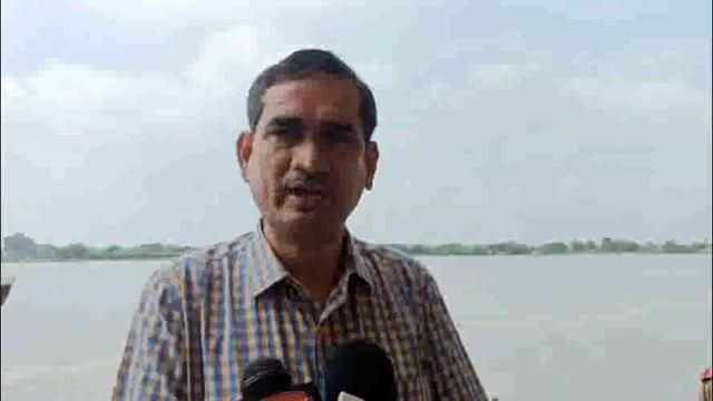 मथुरा में बाढ़ प्रभावित क्षेत्र नगला कोस और वृंदावन केशीघाट का जिलाधिकारी ने किया निरीक्षण।