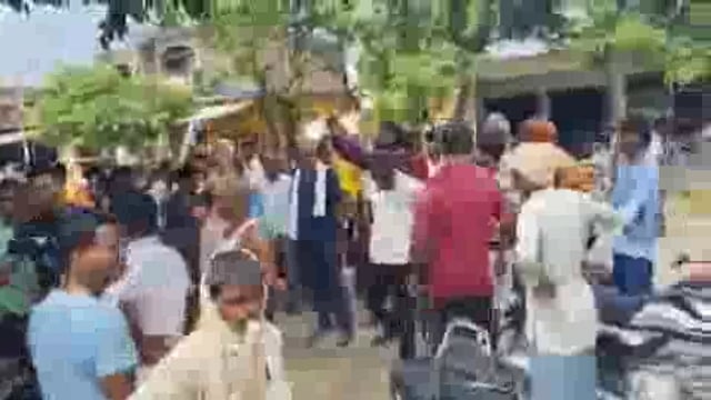 बाराबंकी : खाद न मिलने से किसान धरने पर बैठे

➡ कई दिनों से केंद्रों के काट रहे हैं चक्कर
➡ एक केंद्र से वितरण करने जा रहा था ट्रक
➡ खाद के ट्रक को किसानों ने रोका
➡ अधिकारियों के खिलाफ जमकर की नारेबाजी
➡ सिरौलीगौसपुर के वितरण केंद्र रसूलपुर का मामला

#Barabanki @Barabankipolice